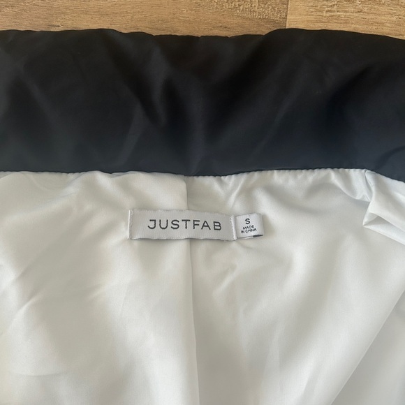 JustFab Women’s Cropped Puffer Jacket - Black and White - Size Small- LIKE NEW - Picture 6 of 11